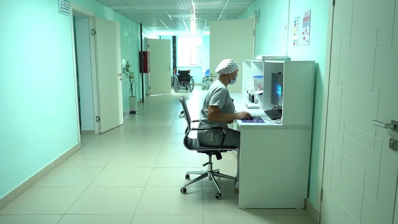 Мужчина выжил после падения с пятого этажа в Шымкенте