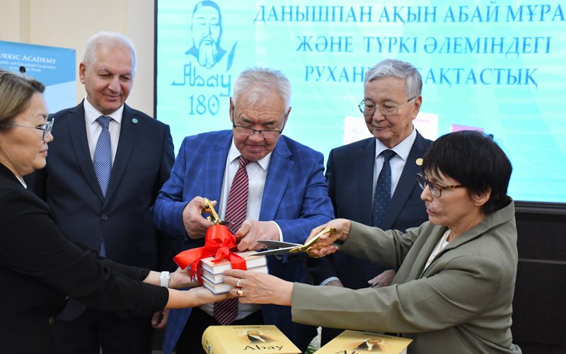 Абайдың «Қара сөздері» ортақ түркі әліпбиінде жарық көрді 