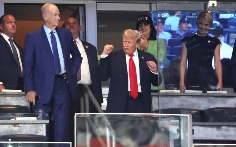 Трамп смотрел бейсбольный матч в Нью-Йорке за пуленепробиваемым стеклом