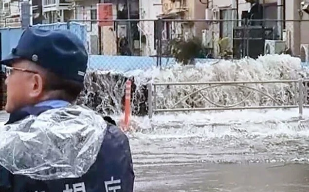 Сильные дожди в Токио привели к перебоям в работе транспорта