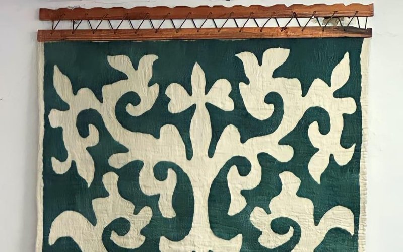 Kilemge salynatyn oıý-órnekti kıimnen kóretin boldyq – qolónershi Kilemge salynatyn oıý-órnekti kıimnen kóretin boldyq – qolónershi