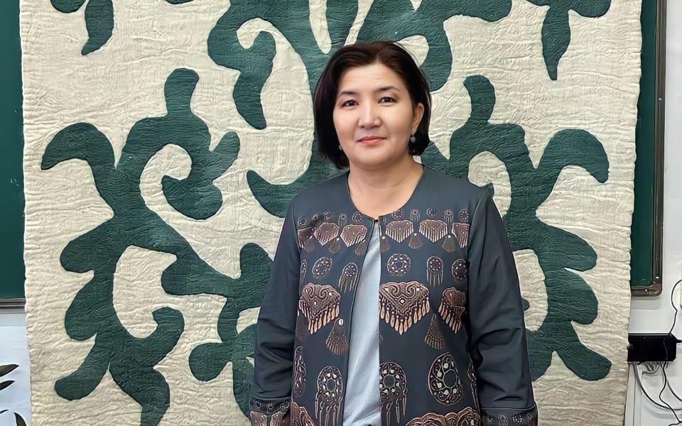 Қолдары жетілген брюнеткаға Қолдары жетілген брюнеткаға