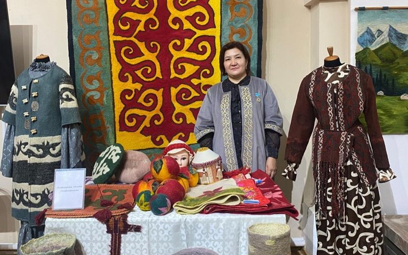 Kilemge salynatyn oıý-órnekti kıimnen kóretin boldyq – qolónershi Kilemge salynatyn oıý-órnekti kıimnen kóretin boldyq – qolónershi