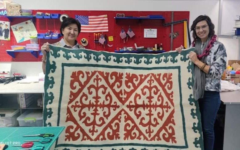 Kilemge salynatyn oıý-órnekti kıimnen kóretin boldyq – qolónershi Kilemge salynatyn oıý-órnekti kıimnen kóretin boldyq – qolónershi