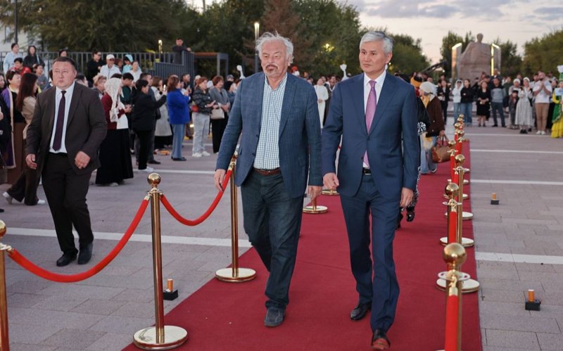 Ulytaýda Janat Hadjıev atyndaǵy halyqaralyq teatrlar festıvali ashyldy Ulytaýda Janat Hadjıev atyndaǵy halyqaralyq teatrlar festıvali ashyldy