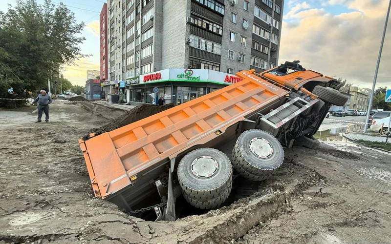 Грузовик провалился под землю в Семее 