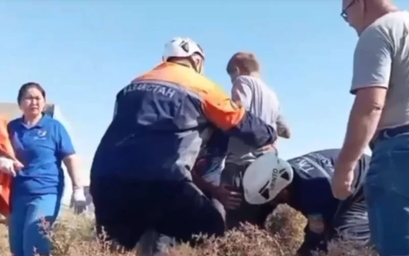 Подросток вместе с лошадью упал в 5-метровую яму в Шымкенте