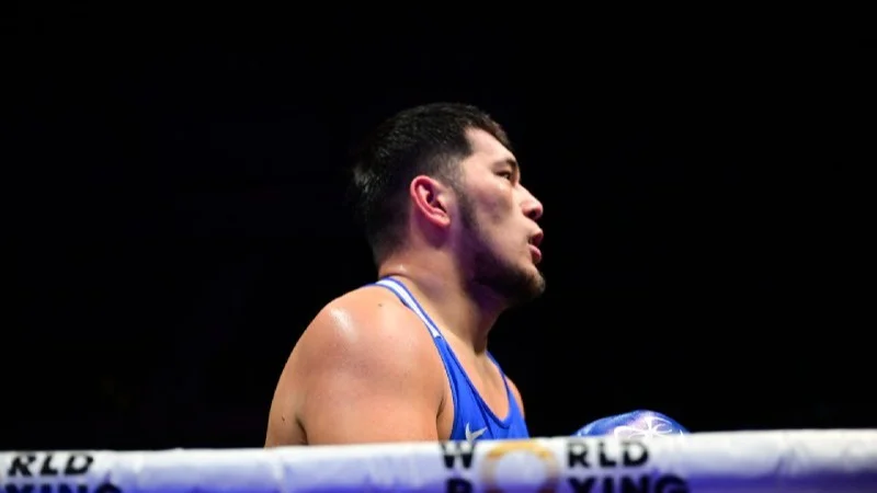 Айбек Оралбай победил боксера из Узбекистана в финале ЧМ по боксу