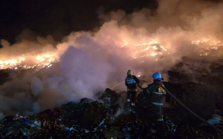 пожарные, тушение пожара, пожар на мусорном полигоне