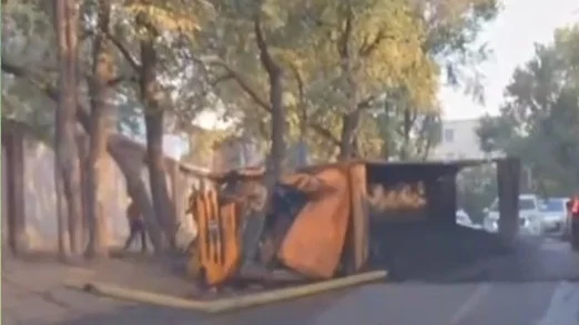 Грузовик повредил газопровод в Алматы