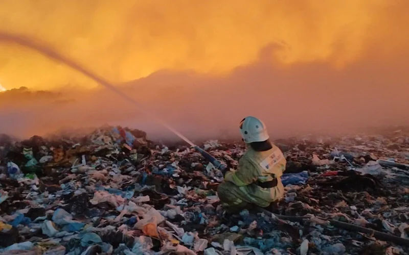 Мусорный полигон горит с утра в Алматинской области: предприятие ранее штрафовали за нарушения