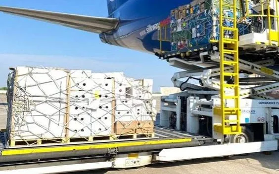 грузовой самолет