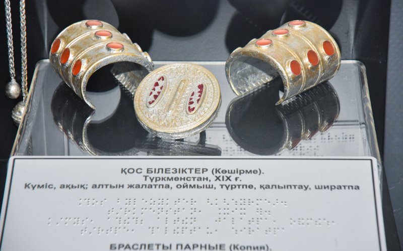 Свыше 250 уникальных экспонатов представили в новом зале Национального музея в Астане браслеты, казахские украшения