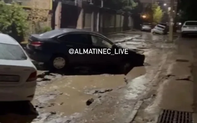 Владельцам машин, провалившихся в яму в Алматы, возместят ущерб