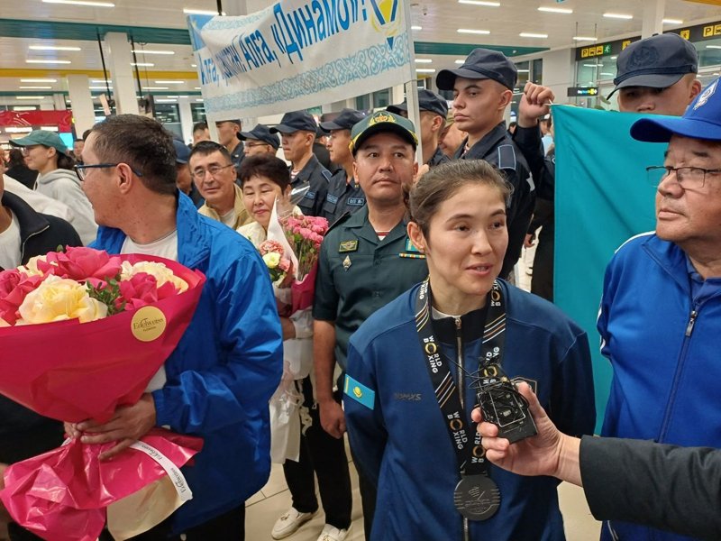 Казахстанских боксерш втретили в аэропорту Алматы 