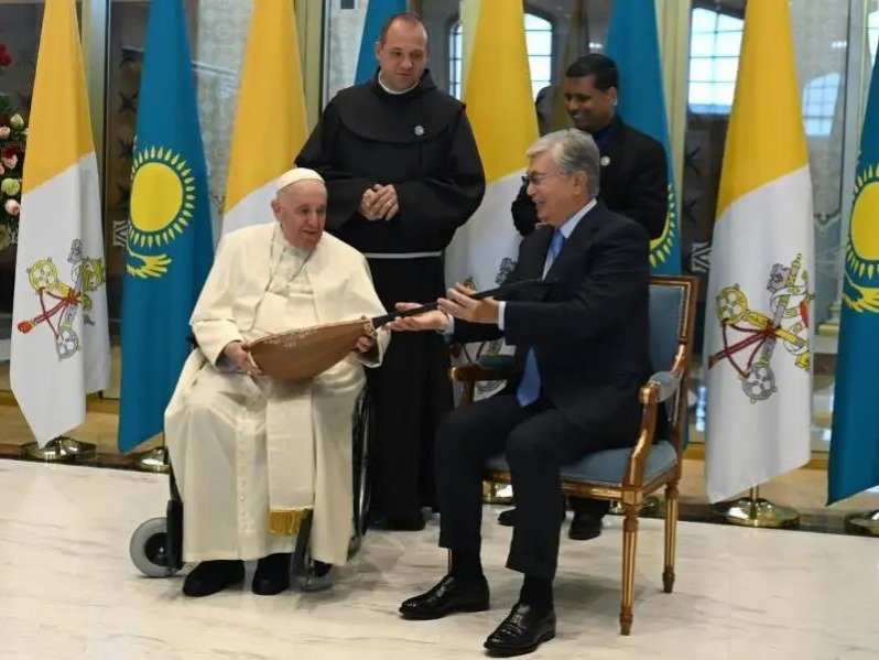 Президент подарил Папе Римскому домбру