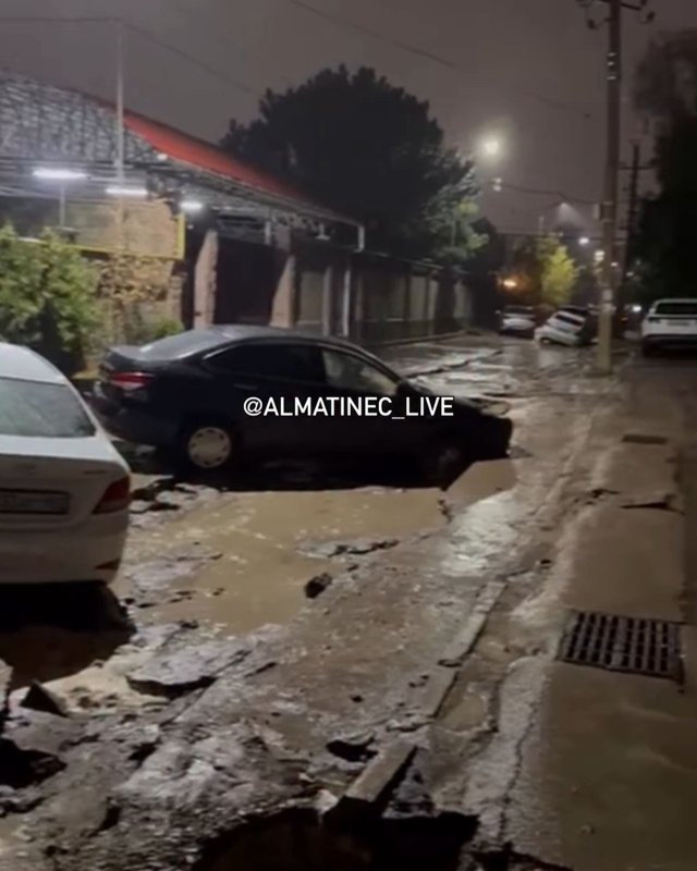 дорогу размыло в Алматы дорогу размыло в Алматы