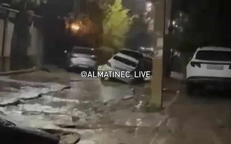 дорогу размыло в Алматы