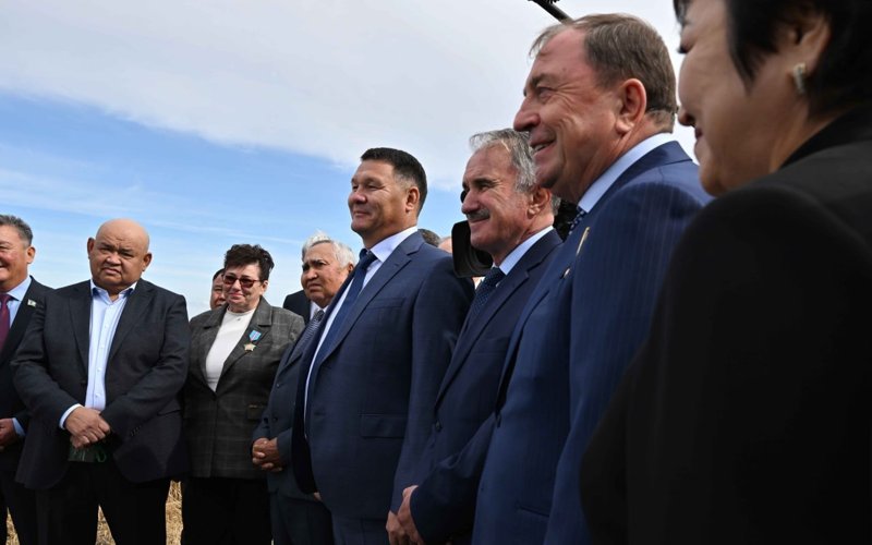 Prezıdent Aqmola oblysyndaǵy aýyl sharýashylyǵy kásiporyndarynyń jetekshilerimen áńgimelesti Prezıdent Aqmola oblysyndaǵy aýyl sharýashylyǵy kásiporyndarynyń jetekshilerimen áńgimelesti