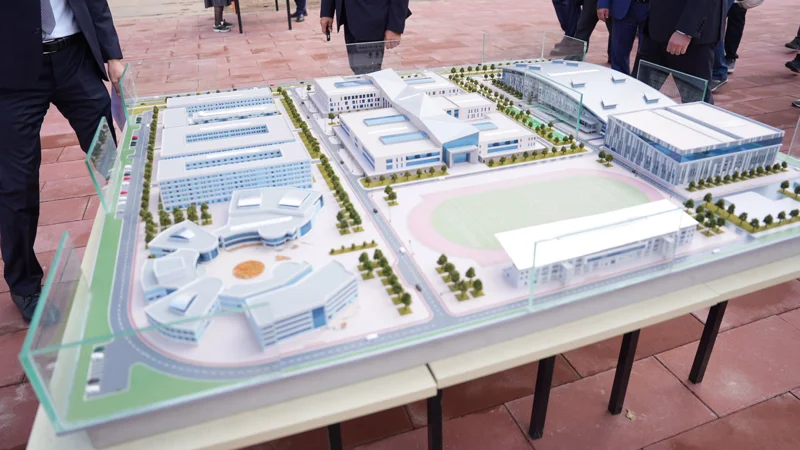 Роман Скляр Астанада салынып жатқан Ұлттық спорт университетінің құрылысымен танысты