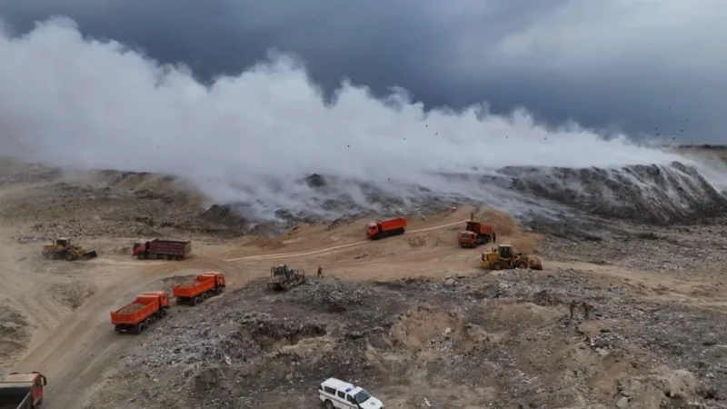 пожар на мусорном полигоне близ Алматы