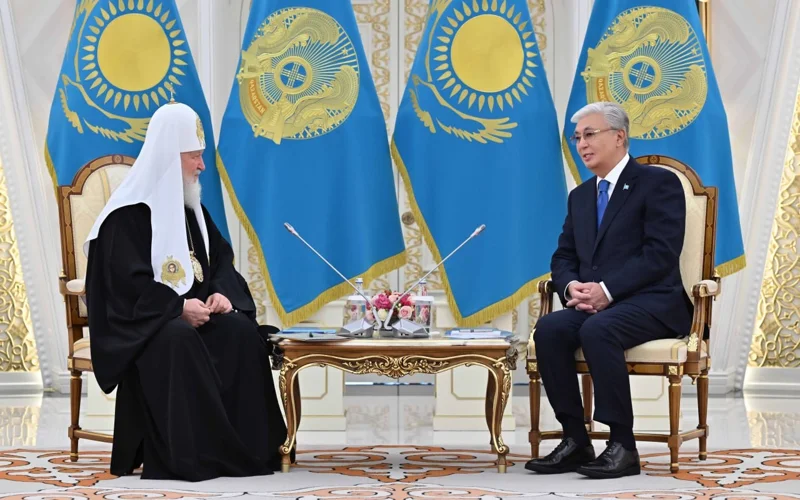 Memleket basshysy Álemdik jáne dástúrli dinder kóshbasshylarynyń VIII sezine qatysý úshin Astanaǵa kelgen Máskeý jáne búkil Reseı patrıarhy Kırıllmen kezdesti