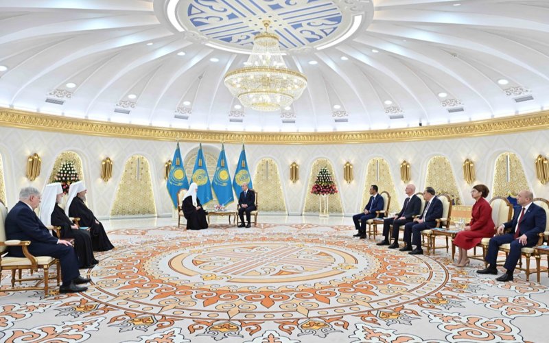 Memleket basshysy Álemdik jáne dástúrli dinder kóshbasshylarynyń VIII sezine qatysý úshin Astanaǵa kelgen Máskeý jáne búkil Reseı patrıarhy Kırıllmen kezdesti