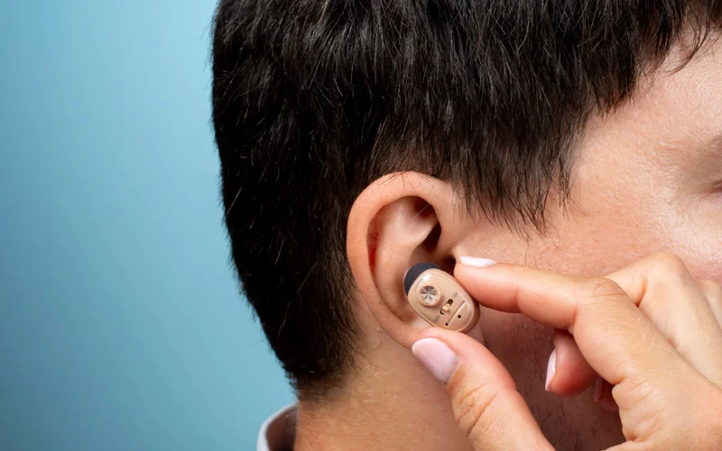 Даже без инвалидности: кто в Казахстане может получить бесплатные слуховые аппараты