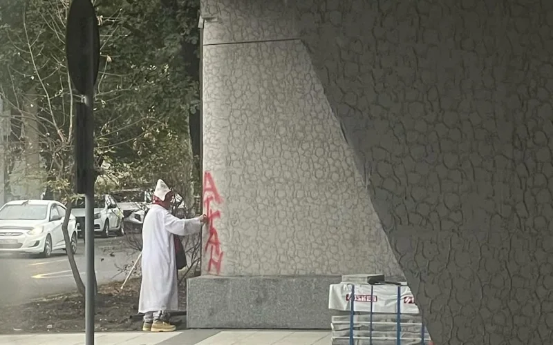 «Аттан»: Амантай қажы көпірге жазу сызғаны үшін айыппұл арқалады