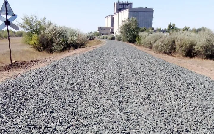 Начали строить и бросили: в ЗКО сельчане остались без дороги