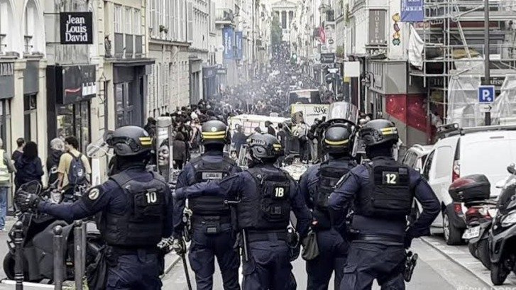 Францияда ереуіл болып жатыр: наразылар Экономика министрлігіне басып кірді