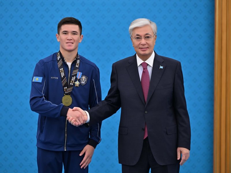President Kassym-Jomart Tokayev honoured a number of athletes and coaches with state awards for their outstanding sporting achievements at the World Boxing Championships for men and women, held in Liverpool.