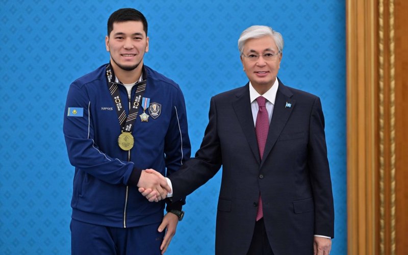 President Kassym-Jomart Tokayev honoured a number of athletes and coaches with state awards for their outstanding sporting achievements at the World Boxing Championships for men and women, held in Liverpool.