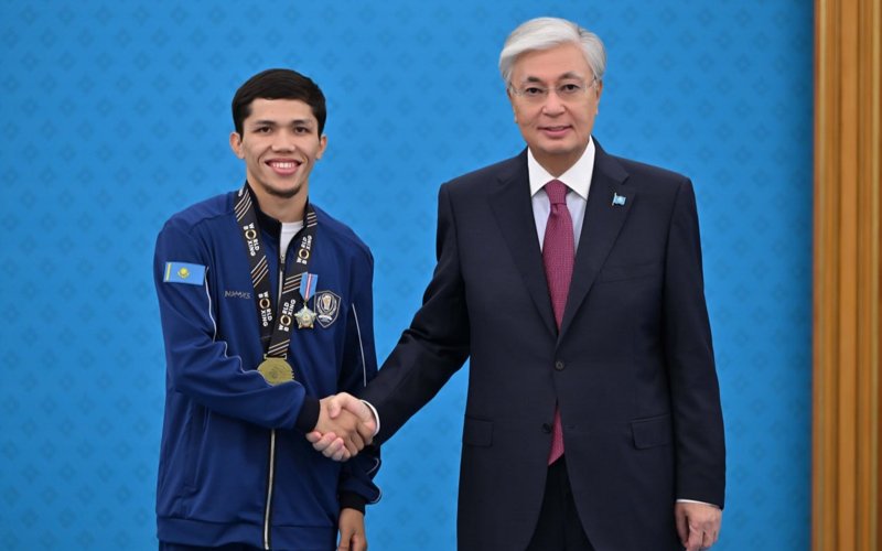 Memleket basshysy bir top sportshy men bapkerdi marapattady