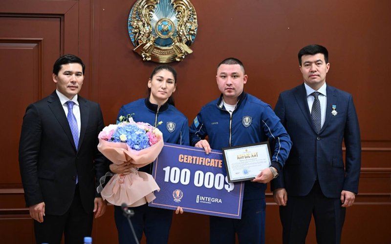 Казахстанские чемпионы мира по боксу и тренеры получили по 100 тысяч долларов 