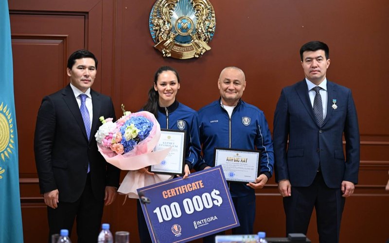 Казахстанские чемпионы мира по боксу и тренеры получили по 100 тысяч долларов 