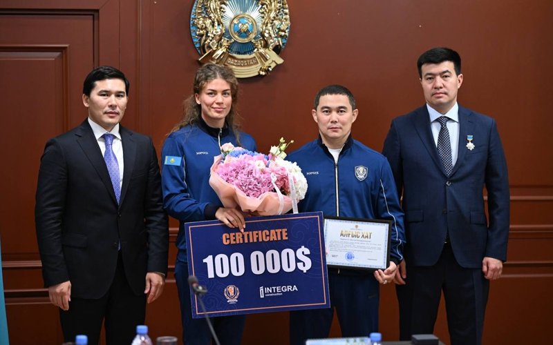 Казахстанские чемпионы мира по боксу и тренеры получили по 100 тысяч долларов 