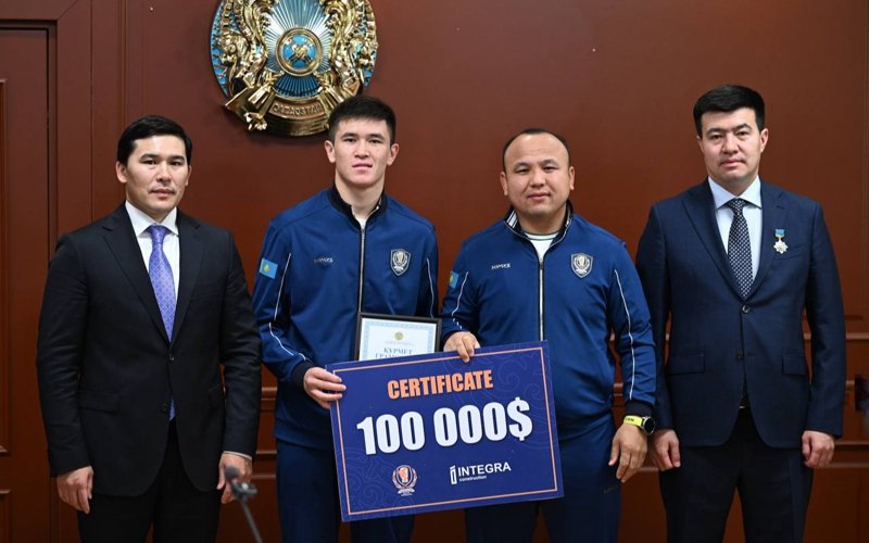 Казахстанские чемпионы мира по боксу и тренеры получили по 100 тысяч долларов 