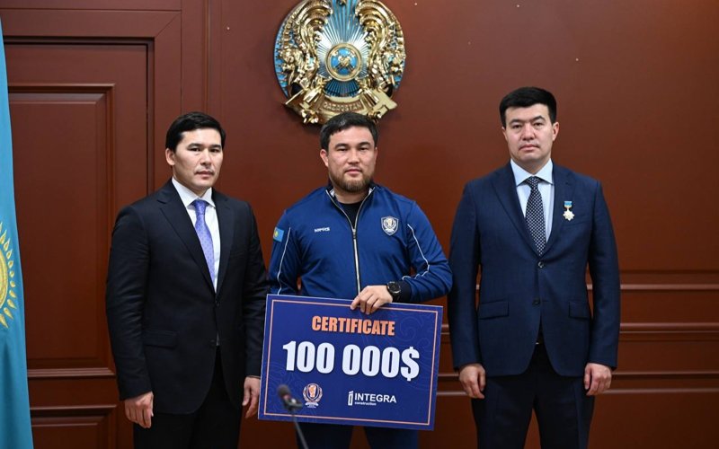 Казахстанские чемпионы мира по боксу и тренеры получили по 100 тысяч долларов 
