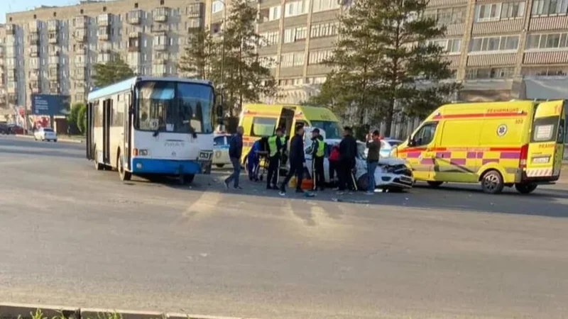 Pavlodarda avtobýs pen jeńil kóliktiń soqtyǵysýynan 7 adam zardap shekti