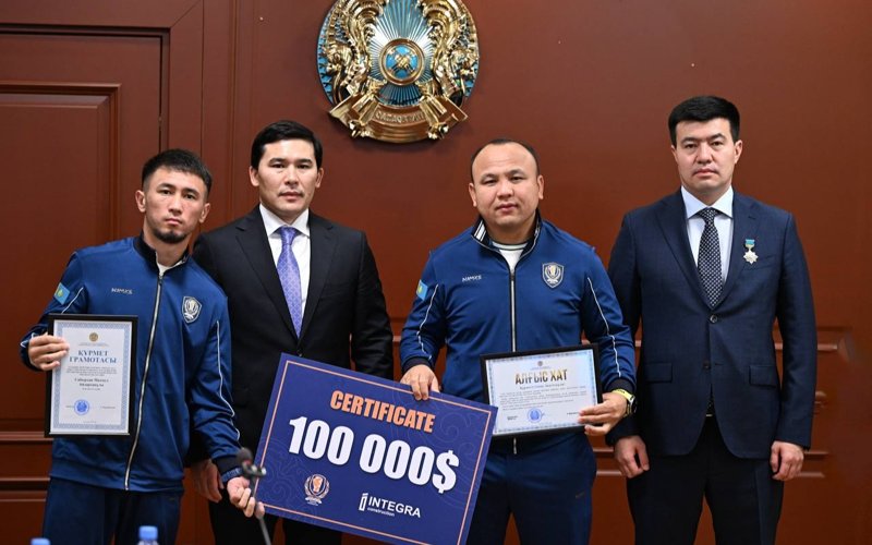 Казахстанские чемпионы мира по боксу и тренеры получили по 100 тысяч долларов 
