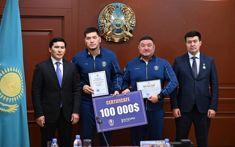 Казахстанские чемпионы мира по боксу и тренеры получили по 100 тысяч долларов 