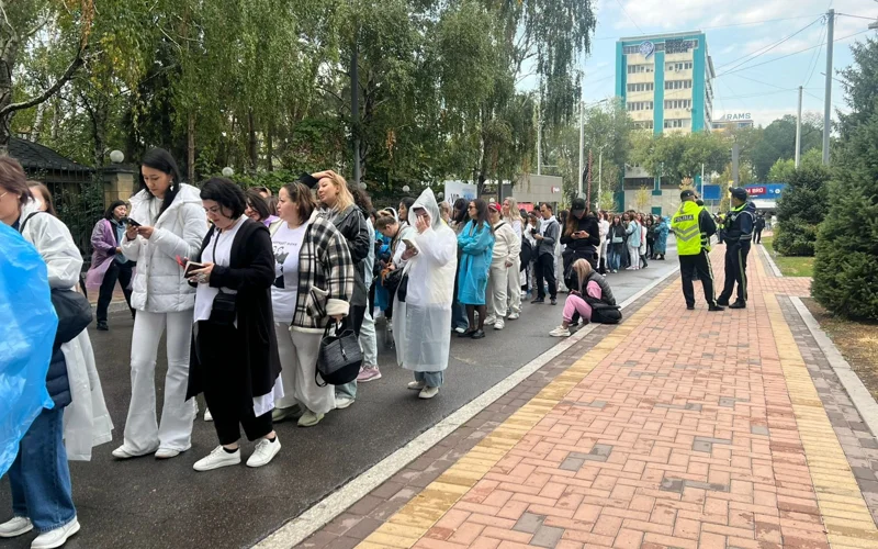 Поклонников начали запускать на шоу Backstreet Boys в Алматы