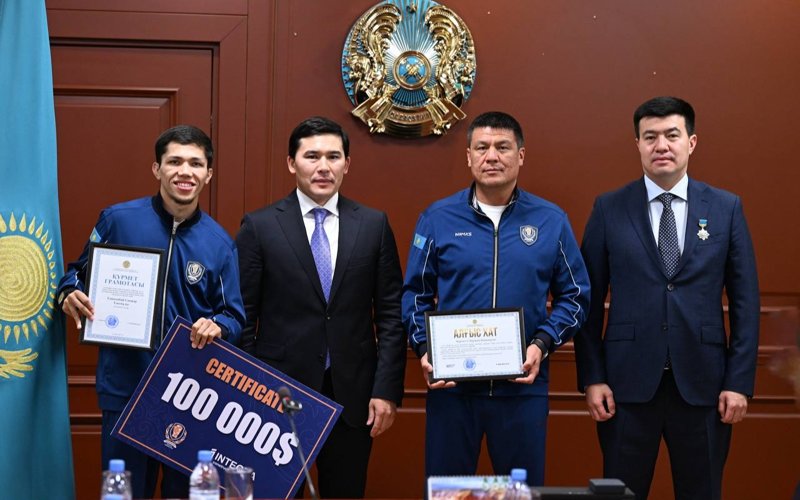 Казахстанские чемпионы мира по боксу и тренеры получили по 100 тысяч долларов 