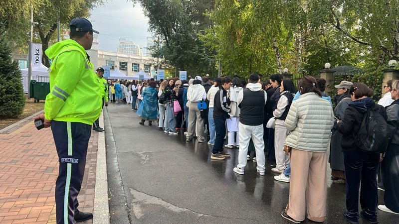  Поклонников начали запускать на шоу Backstreet Boys в Алматы