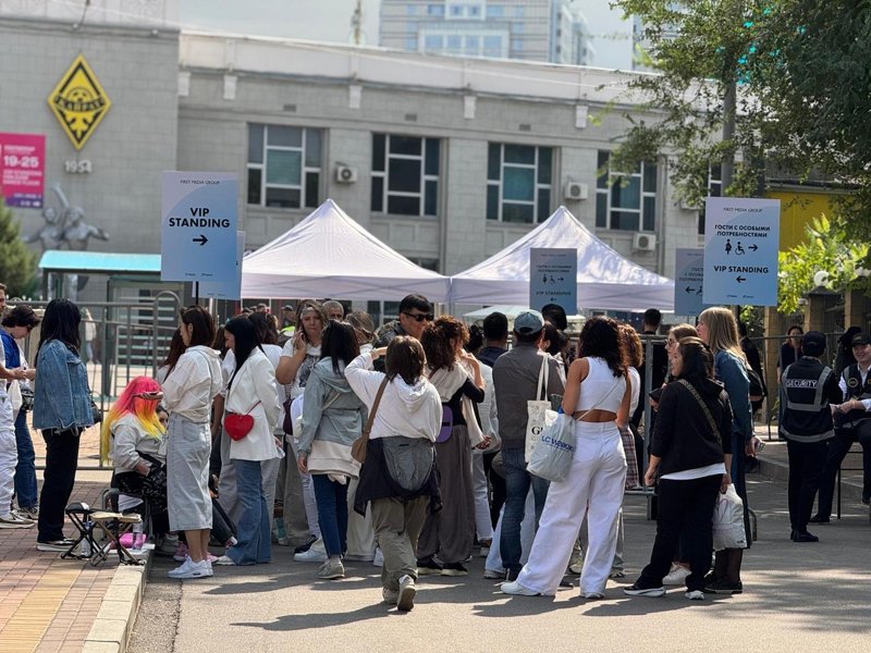 Backstreet Boys в Алматы: фанаты собираются у стадиона п