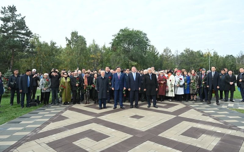 Памятник к 140-летию Мыржакыпа Дулатова открыли в Костанае Памятник к 140-летию Мыржакыпа Дулатова открыли в Костанае
