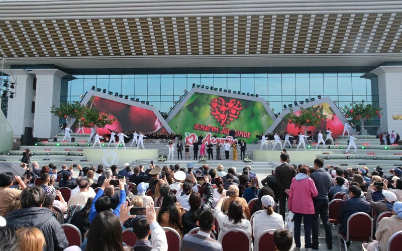 Alma Fest: более 100 тонн яблок, выступления суперзвезд и увлекательные игры