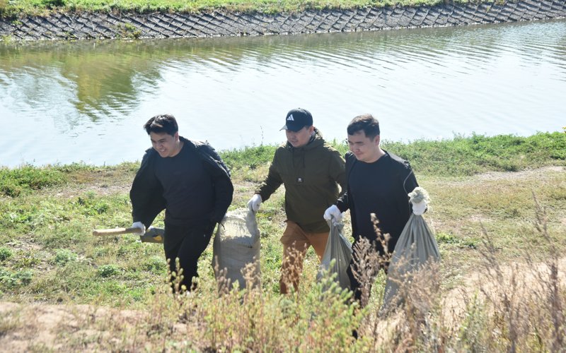 Kollektıv TRK Prezıdenta ochıstıl terrıtorııý vblızı kanala Nýra-Esıl v Astane Kollektıv TRK Prezıdenta ochıstıl terrıtorııý vblızı kanala Nýra-Esıl v Astane