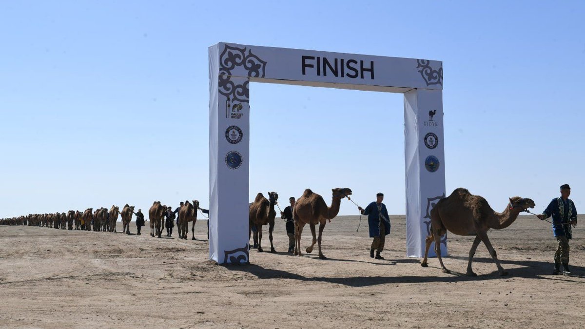 Екі орыс қызы жігітпен жыныстық қатынасқа түседі (видео)